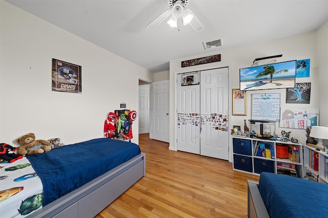 bedroom with ceiling fan, a closet, visible vents, and light wood-style flooring