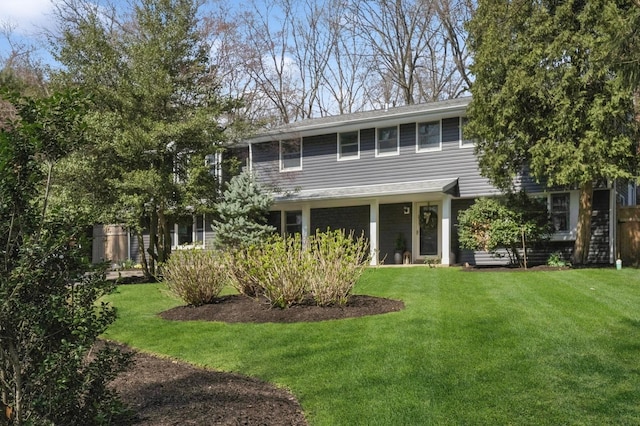 view of front of property featuring a front lawn
