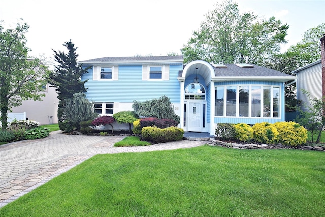 view of front of house with a front lawn