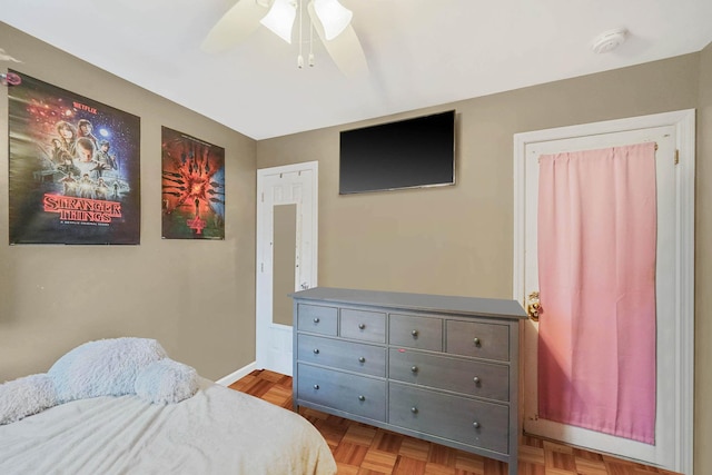 bedroom with a ceiling fan and baseboards