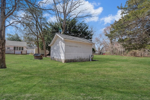 view of yard featuring an outdoor structure