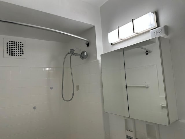 full bath with tiled shower