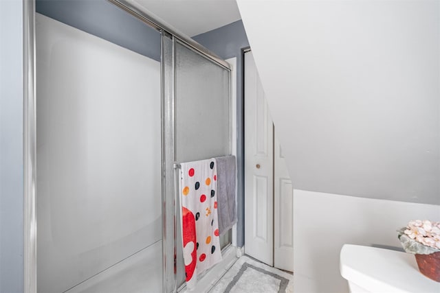 full bath featuring a shower stall and toilet