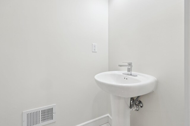 bathroom featuring baseboards and visible vents