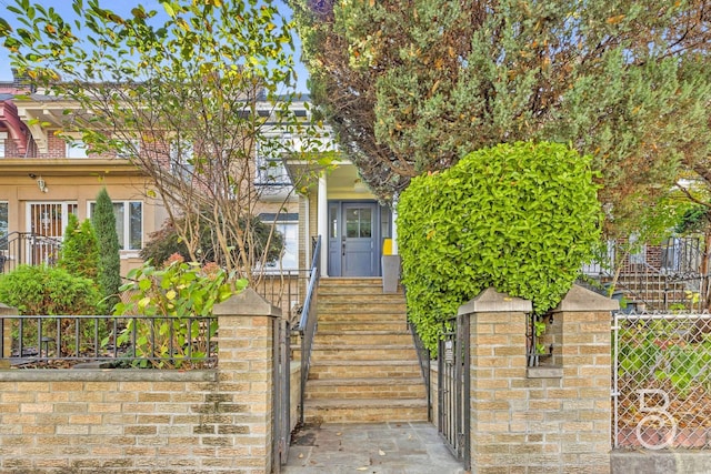 view of front facade with a gate and a fenced front yard