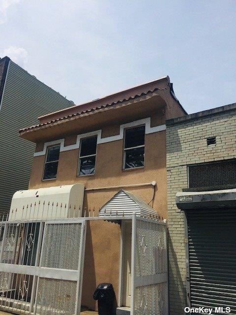 view of front of property with fence and stucco siding