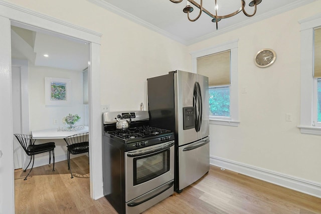 kitchen with stainless steel appliances, a chandelier, ornamental molding, light wood finished floors, and baseboards