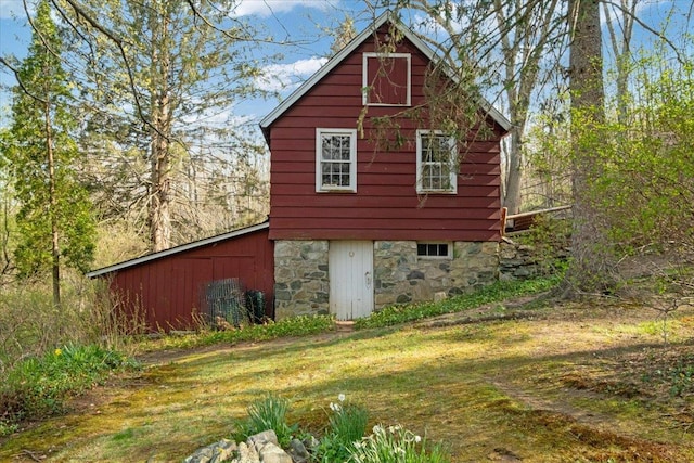 view of barn featuring a yard