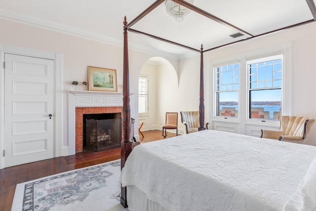31 Fort Hill Dr, Lloyd Harbor, NY 11743 - bedroom featuring crown molding, wood finished floors, visible vents, and arched walkways