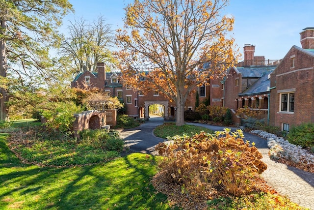31 Fort Hill Dr, Lloyd Harbor, NY 11743 - view of community featuring a yard