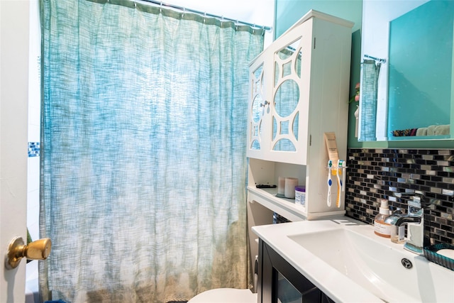 full bathroom featuring toilet, curtained shower, vanity, and backsplash