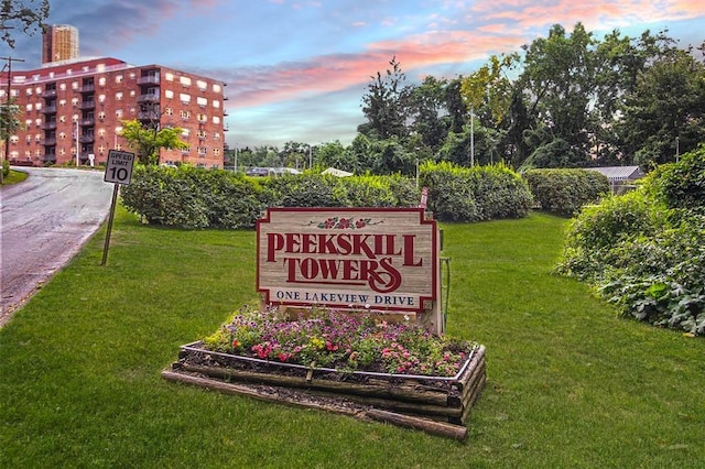 community sign with a yard