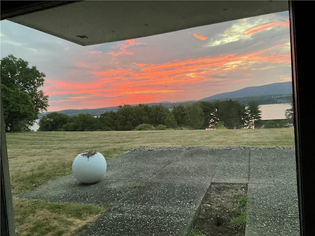 view of yard with a mountain view