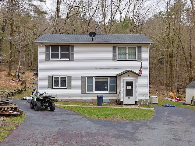 view of front facade with driveway