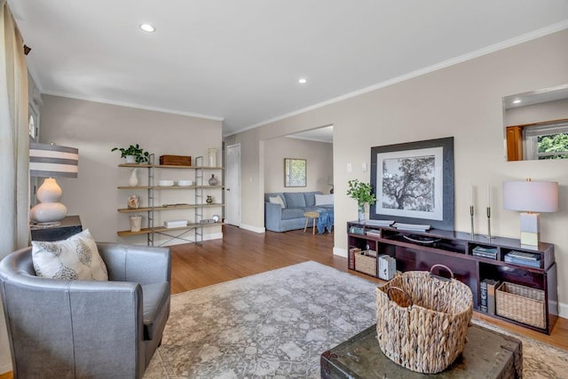 living room featuring crown molding, wood finished floors, baseboards, and recessed lighting