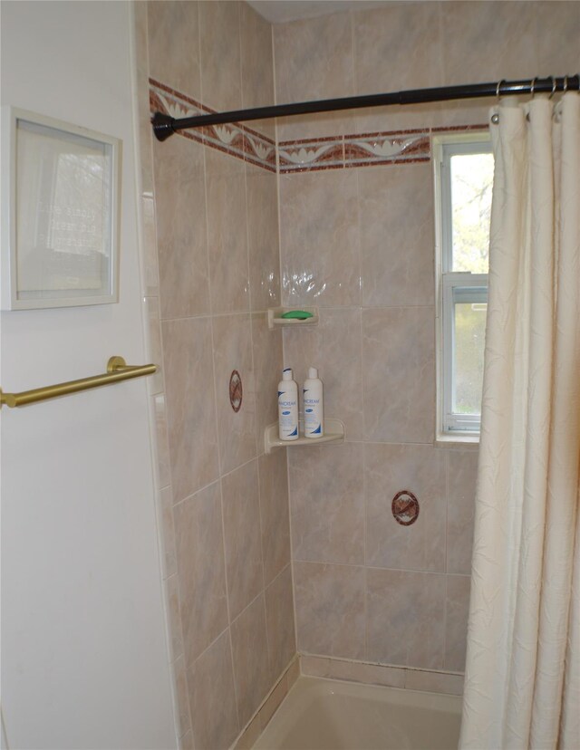 bathroom with shower / bath combo