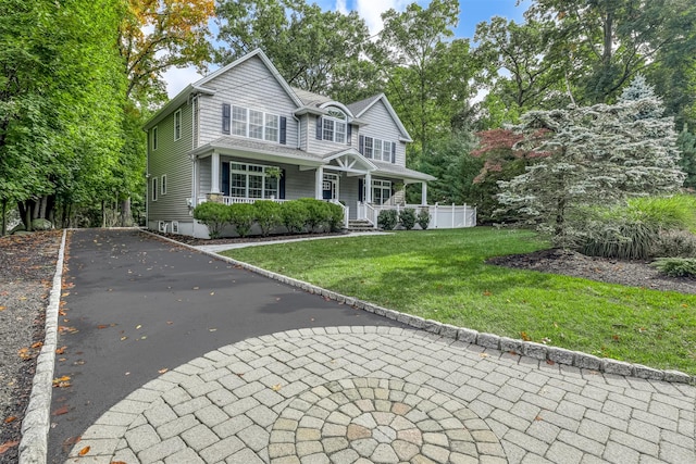 view of front of property featuring a front yard and covered porch