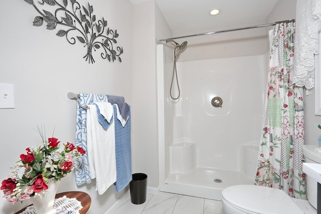 full bathroom with recessed lighting, a shower with shower curtain, baseboards, and toilet