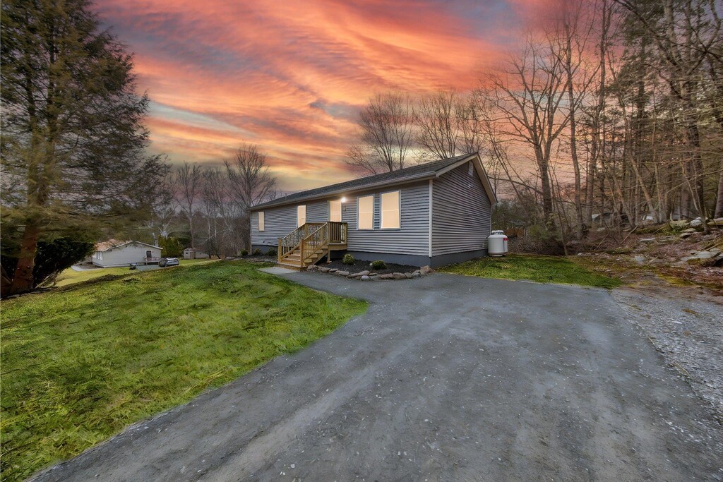 view of front of home featuring a yard