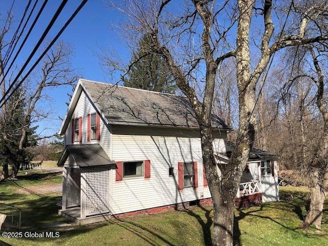 view of side of property featuring a yard
