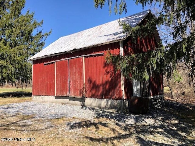 view of outdoor structure with an outbuilding