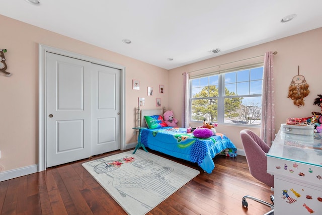 bedroom featuring visible vents, baseboards, recessed lighting, and hardwood / wood-style flooring