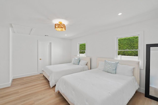 bedroom featuring light wood finished floors, baseboards, visible vents, and recessed lighting