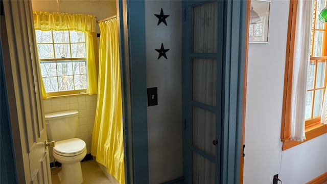 full bathroom featuring toilet and a shower with shower curtain