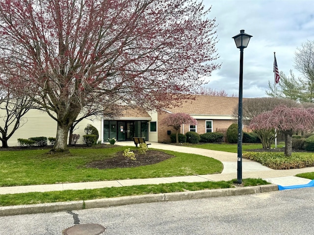 view of front of home featuring a front lawn