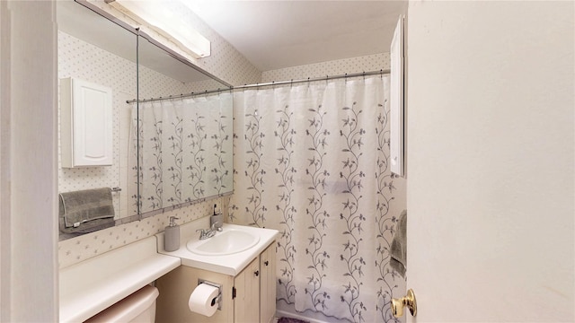 full bath featuring vanity, toilet, wallpapered walls, and a shower with shower curtain