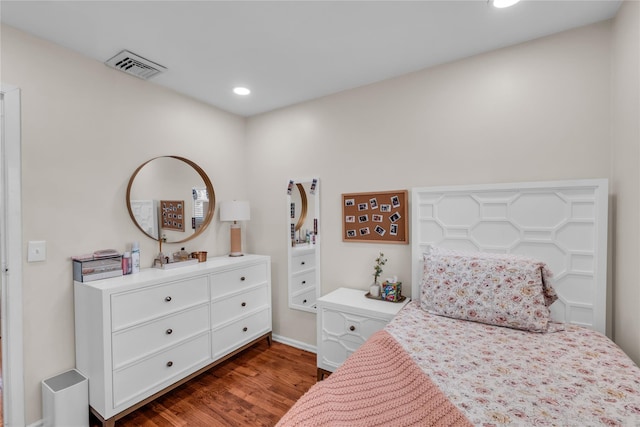 bedroom with wood finished floors, recessed lighting, visible vents, and baseboards