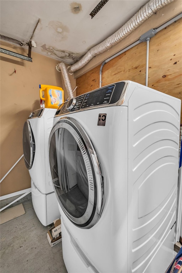 laundry room featuring washer and clothes dryer