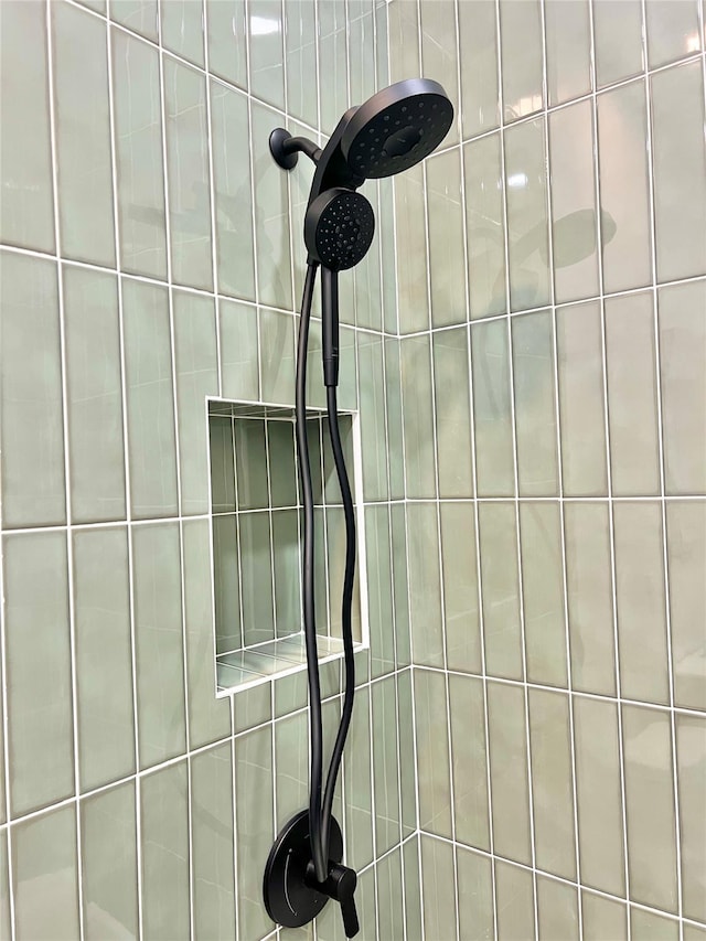 details featuring tiled shower