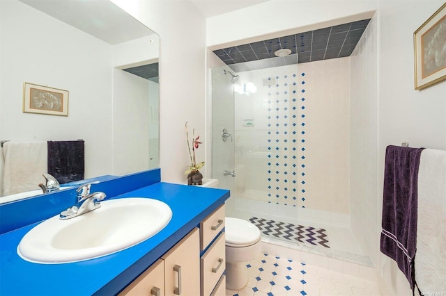full bath with toilet, a tile shower, and vanity