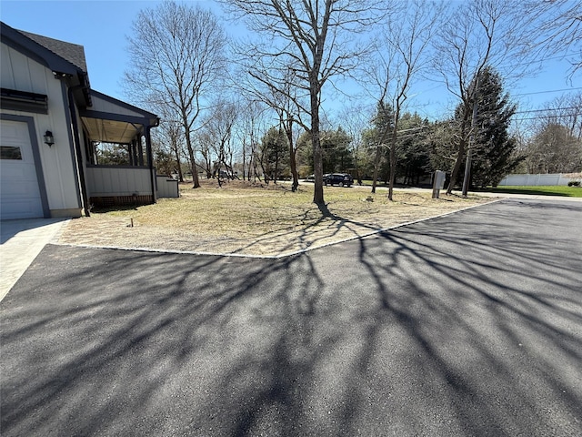 view of yard with driveway