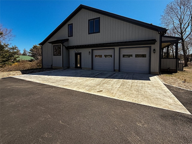 view of front of house with driveway