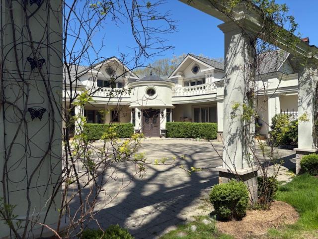 view of front of home featuring a balcony and stucco siding
