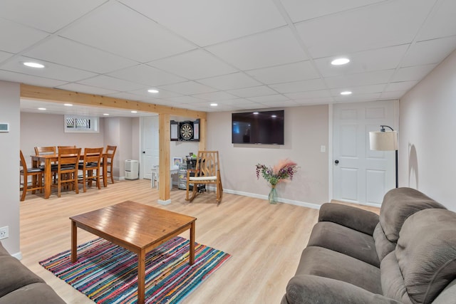 living room featuring recessed lighting, light wood-style floors, a drop ceiling, and baseboards