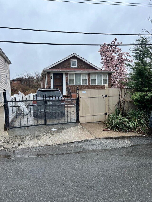 3412 Hunter Ave, Bronx, NY 10475 - view of front of house with a gate and a fenced front yard