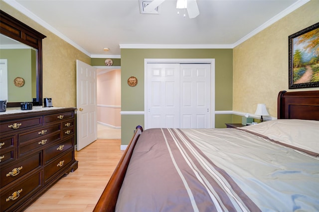 bedroom featuring ceiling fan, a closet, light wood finished floors, and ornamental molding