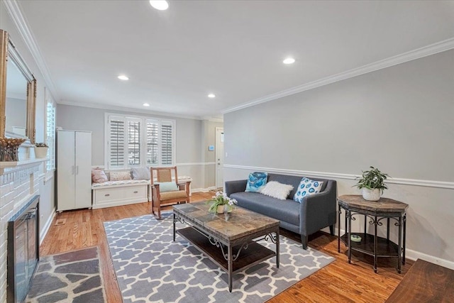 living area featuring recessed lighting, light wood-style floors, and crown molding