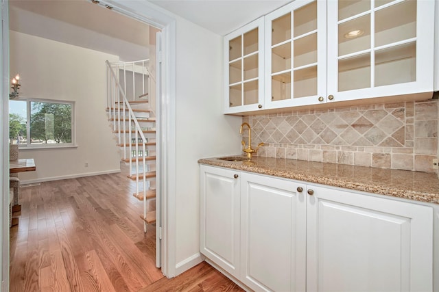 55 Waters Edge Unit 55, Rye, NY 10580 - indoor wet bar featuring light wood-style flooring, stairway, and decorative backsplash