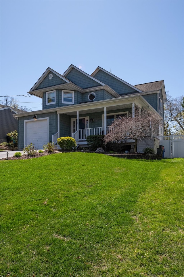 view of front of house featuring fence, a porch, driveway, and a front yard