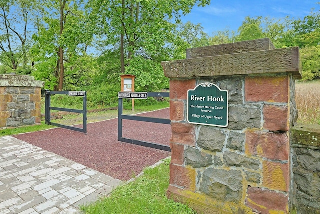 120 Locust Dr, Nyack, NY 10960 - view of community sign