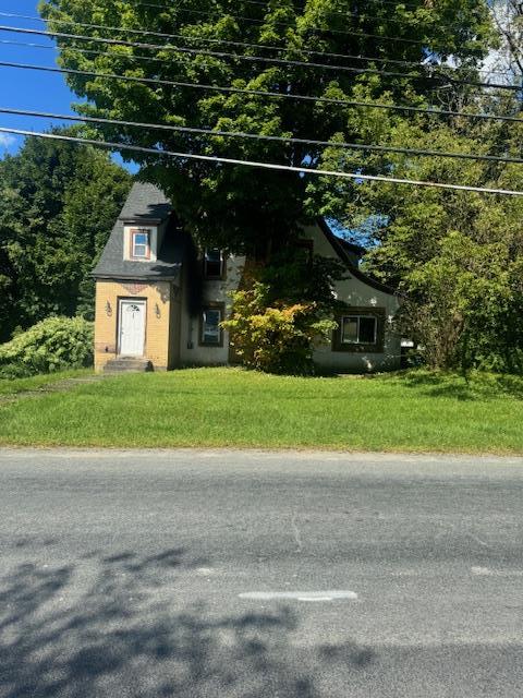 view of front of house with a front lawn