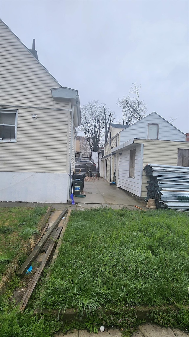 846 215th St E, Bronx, NY 10467 - view of yard featuring a patio