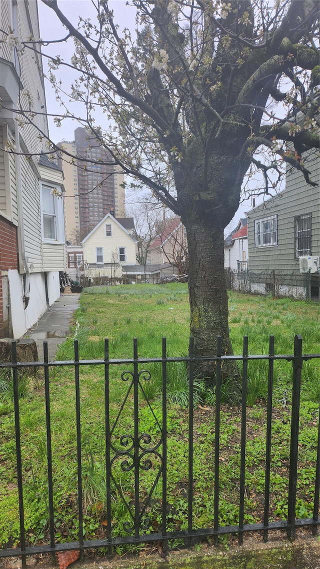 846 215th St E, Bronx, NY 10467 - view of yard featuring a fenced front yard
