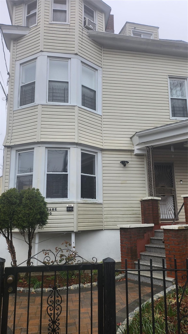 846 215th St E, Bronx, NY 10467 - view of front of house featuring a fenced front yard