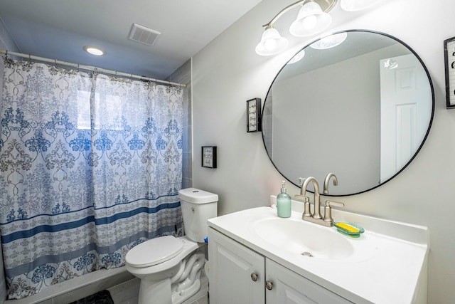 bathroom featuring vanity, recessed lighting, a shower with curtain, toilet, and visible vents