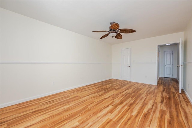 unfurnished room featuring light wood-style flooring, a ceiling fan, and baseboards